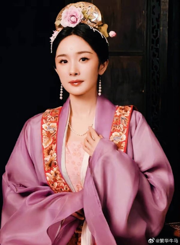 网上配资公司 被骂“公公帽”太冤！杨幂新剧造型竟是北魏文物复刻？